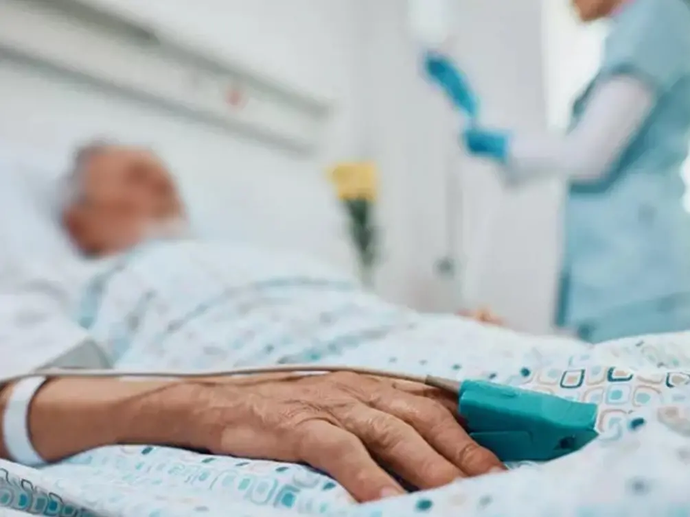 Ha un tumore alla prostata e deve aspettare nove mesi per una Pet, i figli a Occhiuto: «In Calabria sanità ferma agli anni 80»