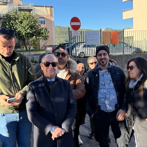 Pulizie negli ospedali, a Corigliano Rossano addetti senza stipendio: allarme per centinaia di famiglie