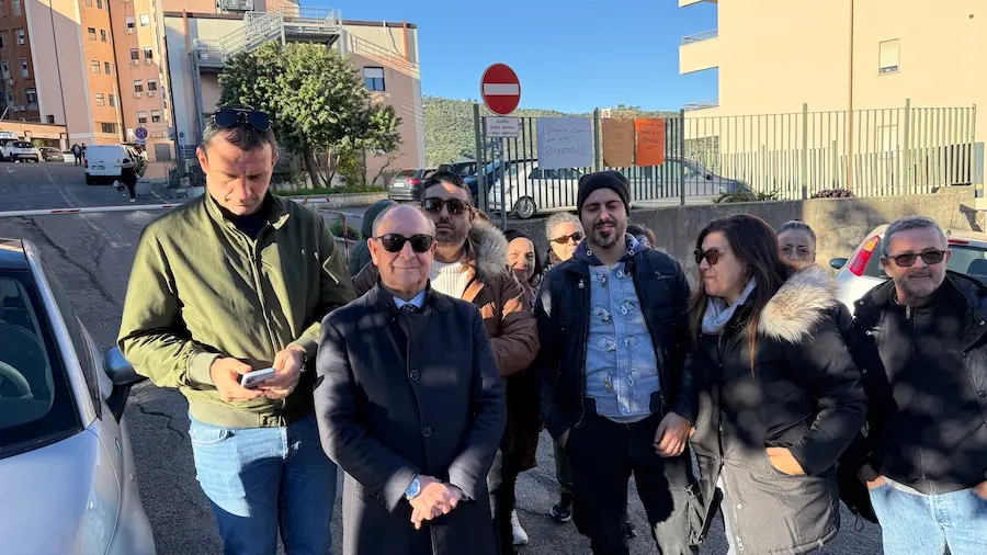 Pulizie negli ospedali, addetti senza salario: allarme per centinaia di famiglie in attesa