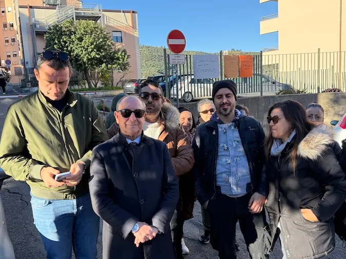 Pulizie negli ospedali, addetti senza salario: allarme per centinaia di famiglie in attesa