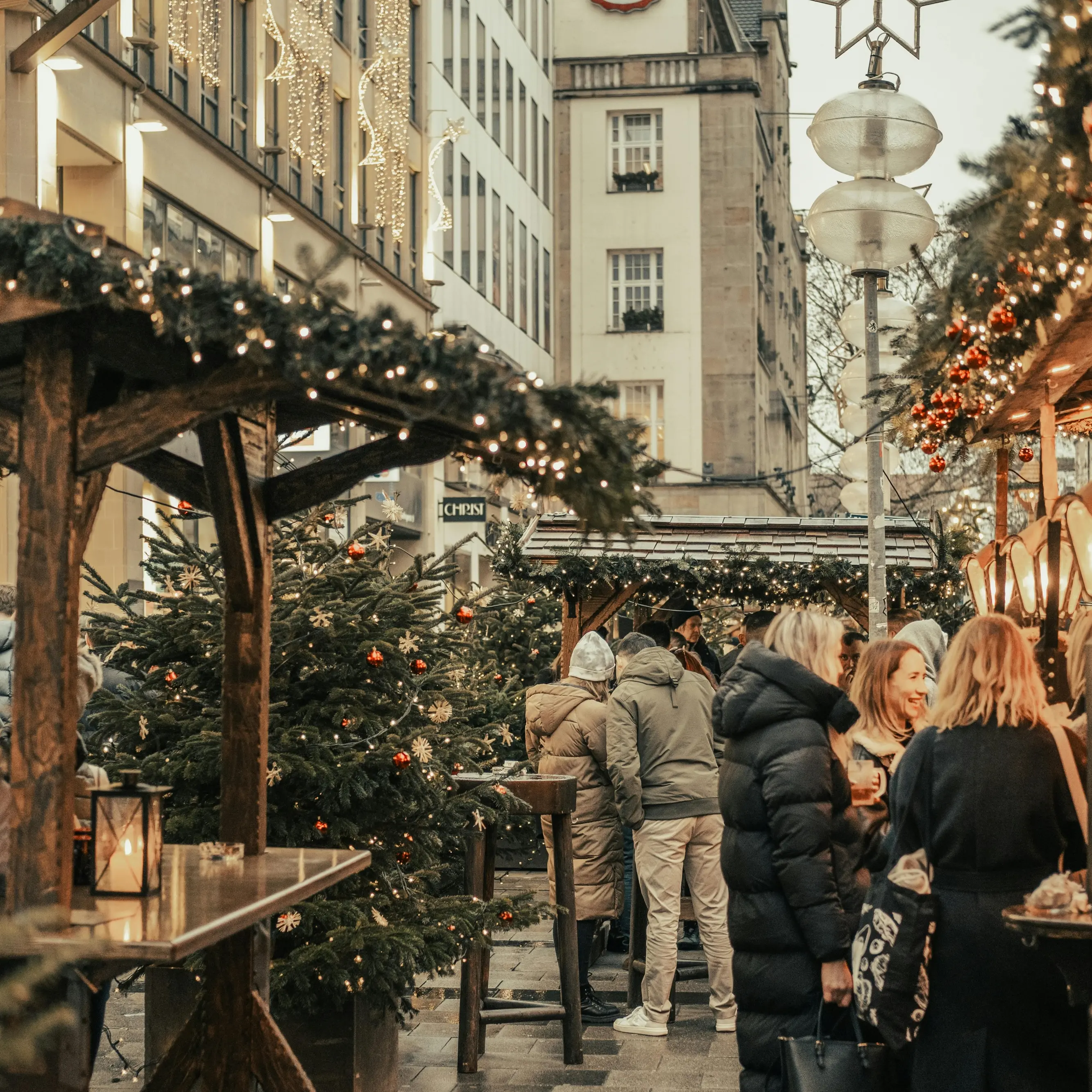 Natale riaccende i consumi delle famiglie, spenderanno quasi 50 miliardi di euro (grazie alle tredicesime)\n