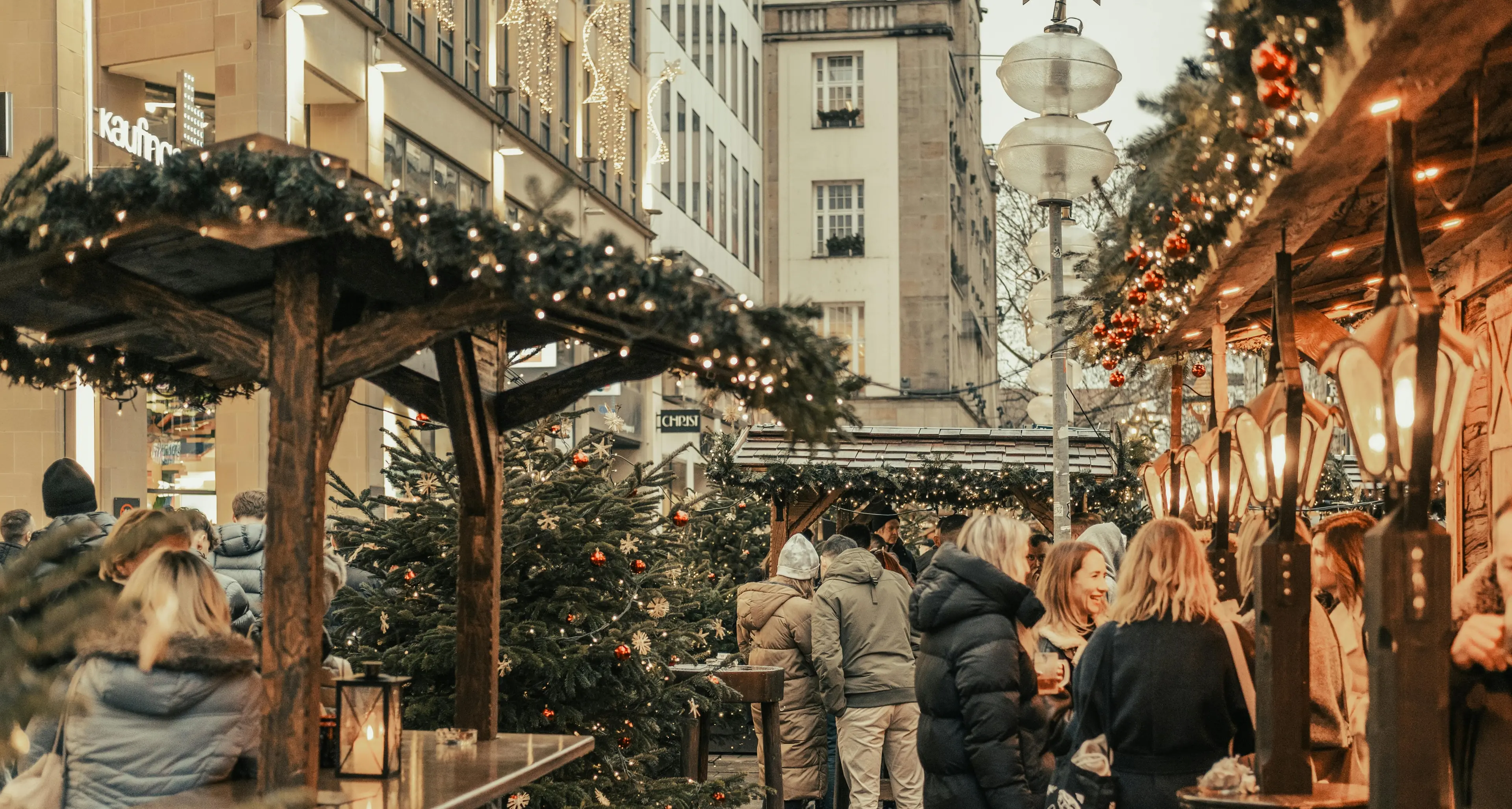 Natale riaccende i consumi delle famiglie, spenderanno quasi 50 miliardi di euro (grazie alle tredicesime)\n