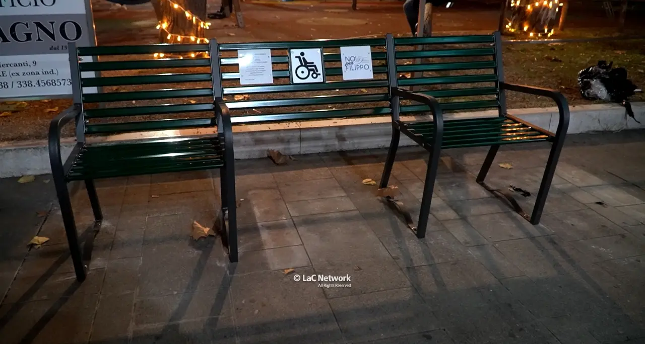 A Praia a Mare\u00A0inaugurata\u00A0la “panchina solidale” in memoria di Filippo Matellicani, scomparso a 33 anni per leucemia\n