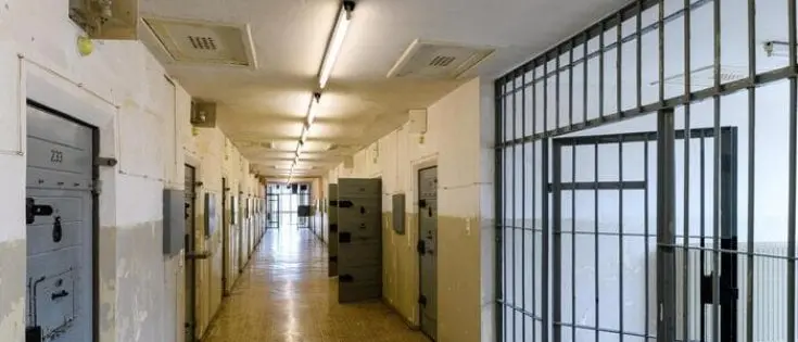 Rossano:\u00A0detenuto finge un malessere,\u00A0aggredisce i poliziotti e devasta l’infermeria del carcere\n