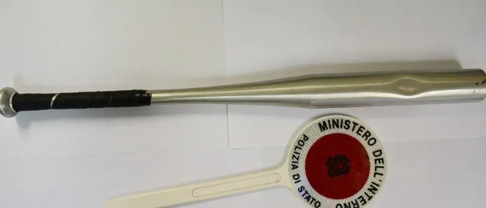 Vibo, aggredisce un uomo con una mazza da baseball e poi scappa: rintracciato e denunciato