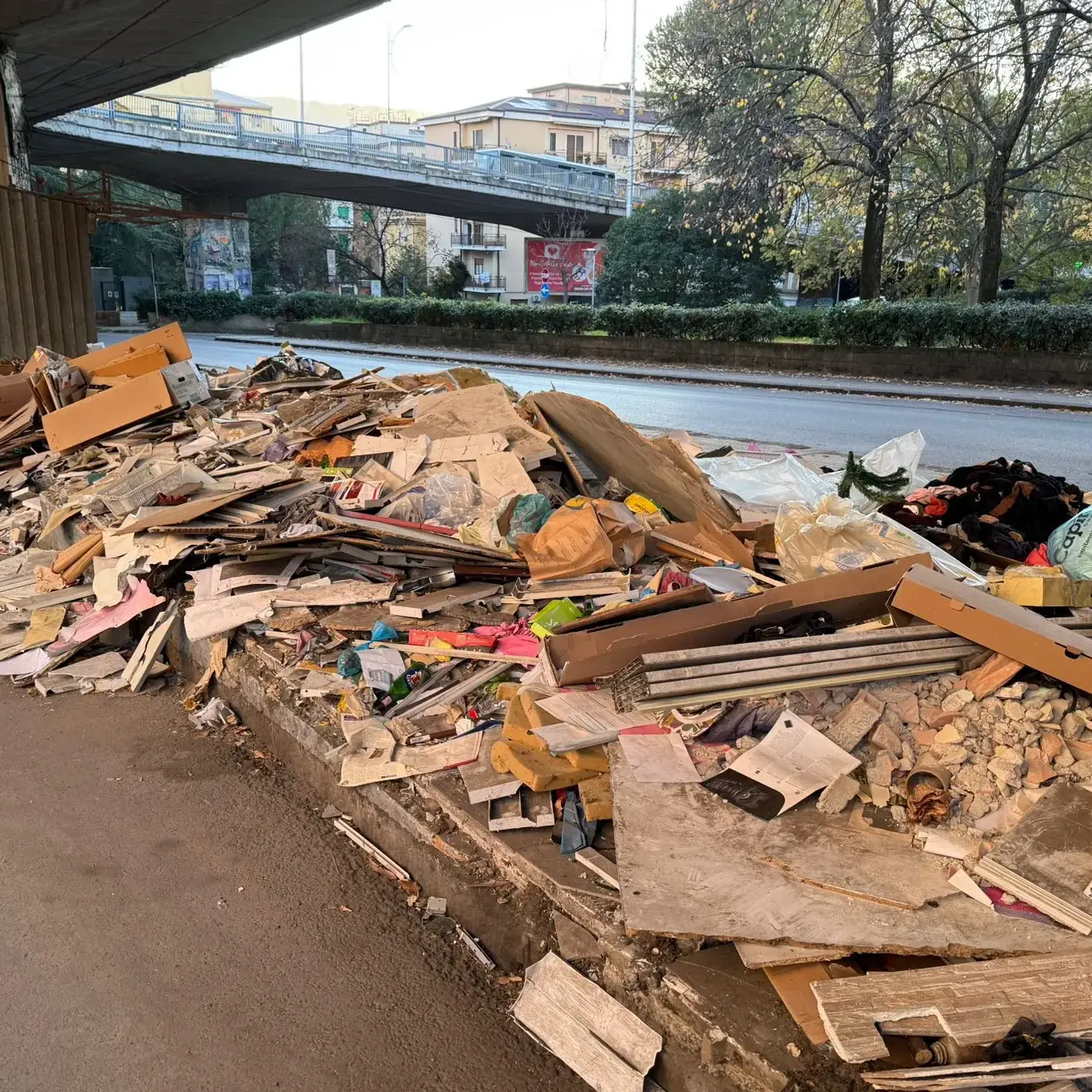 Cosenza, materiale inerte sotto la sopraelevata. Il Comune rassicura i cittadini: «Smaltimento in corso»