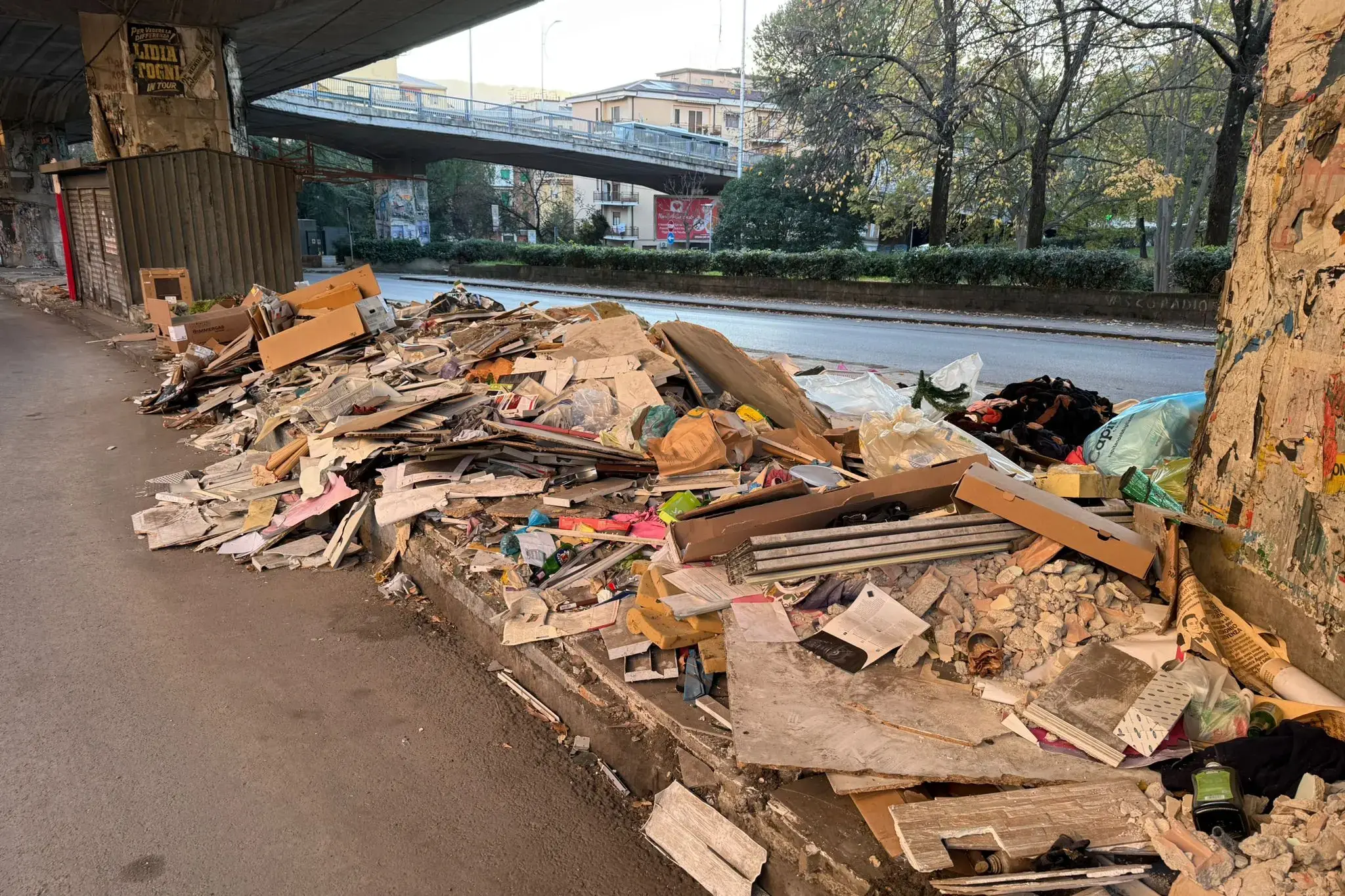 Cosenza, materiale inerte sotto la sopraelevata. Il Comune rassicura i cittadini: «Smaltimento in corso»