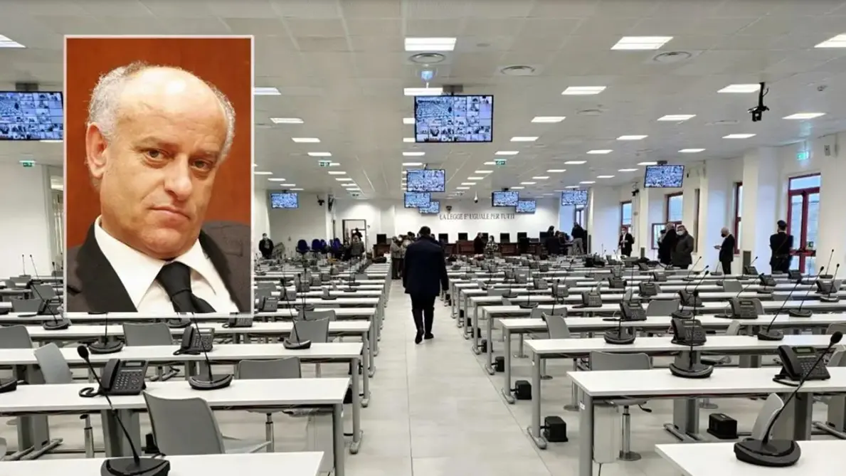 <p>L'aula bunker di Lamezia e nel riquadro Pietro Giamborino</p>\\n