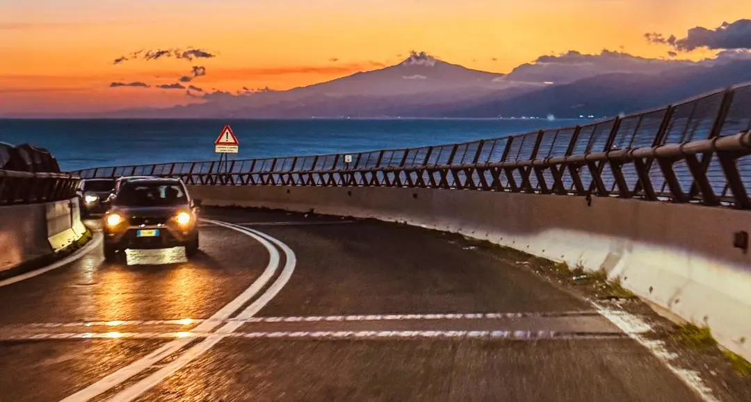Verso casa, tra fuoco e cielo\n