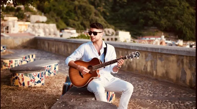 “Lasciami andare via”: fuori il nuovo singolo del reggino\u00A0Mario Calarco, un viaggio emotivo tra musica e immagini\n