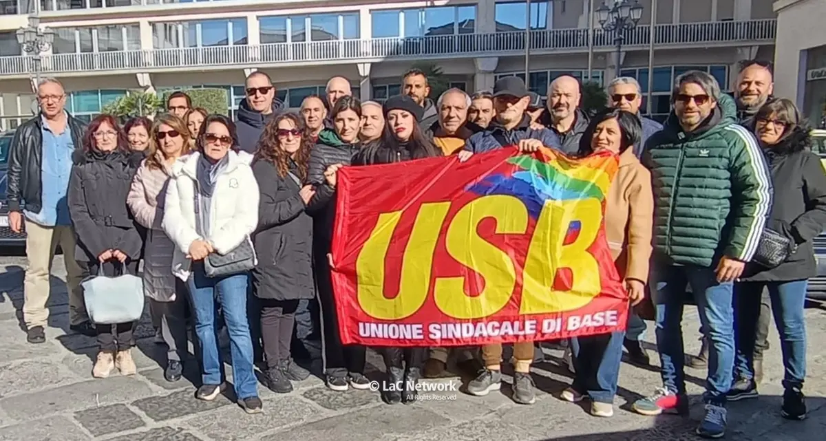 Protesta dei tirocinanti ministeriali a Catanzaro, in piazza con l’Usb per chiedere la stabilizzazione\n