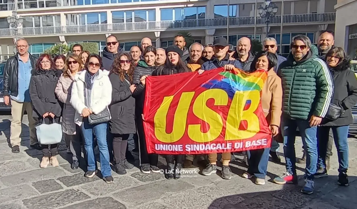 Protesta dei tirocinanti ministeriali a Catanzaro, in piazza con l’Usb per chiedere la stabilizzazione\n