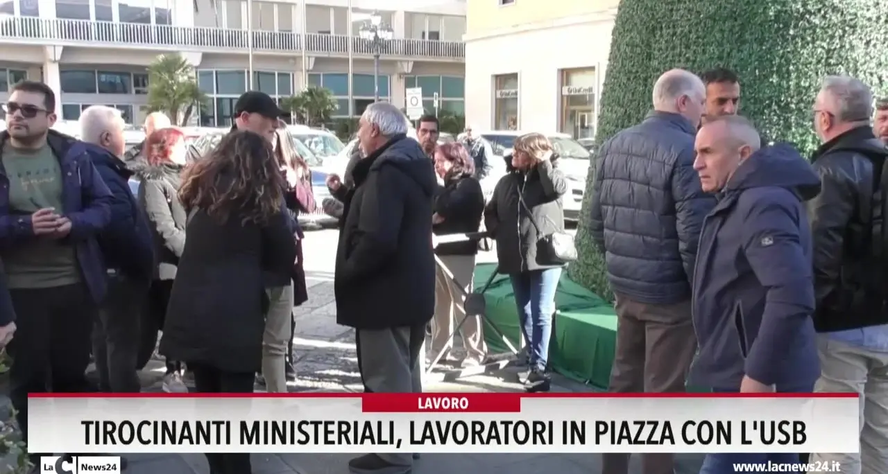 Tirocinanti ministeriali, lavoratori in piazza