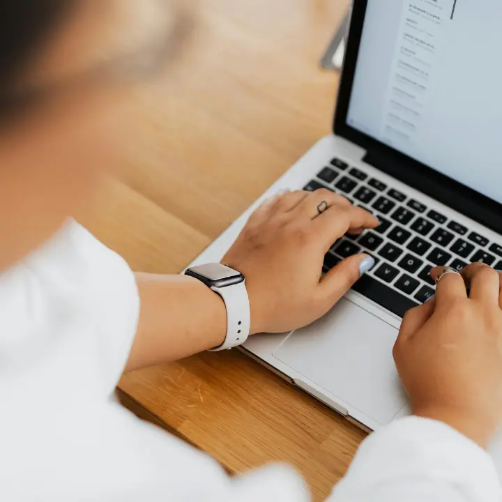 Vittima di furto d’identità finisce indagata per truffa online: assolta a Sassari una donna di Cassano all’Ionio\n