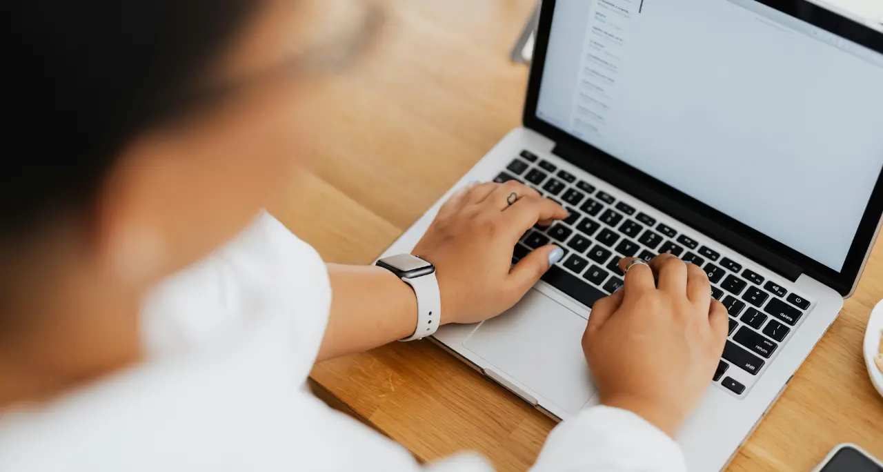 Vittima di furto d’identità finisce indagata per truffa online: assolta a Sassari una donna di Cassano all’Ionio\n