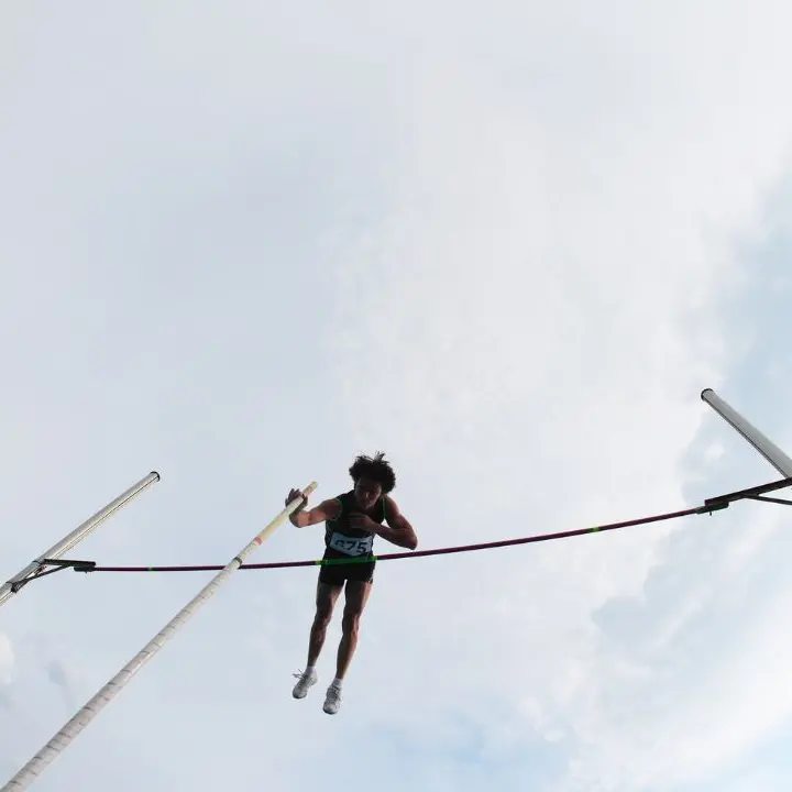 Salto con l’asta: a Reggio Calabria atleti da tutta Italia per l’evento sportivo organizzato davanti al Museo archeologico\n