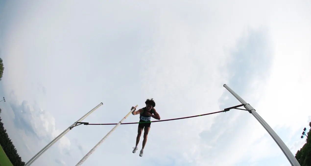 Salto con l’asta: a Reggio Calabria atleti da tutta Italia per l’evento sportivo organizzato davanti al Museo archeologico\n