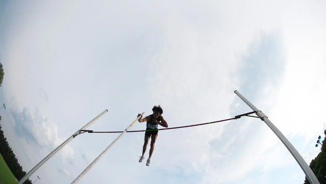 Salto con l’asta: a Reggio Calabria atleti da tutta Italia per l’evento sportivo organizzato davanti al Museo archeologico\n