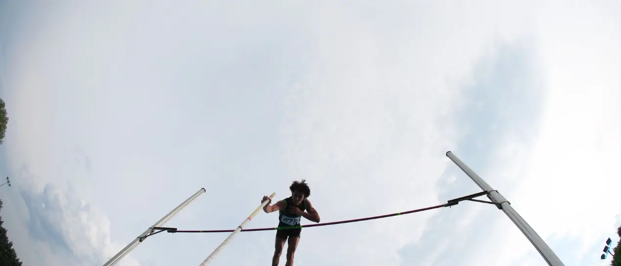 Salto con l’asta: a Reggio Calabria atleti da tutta Italia per l’evento sportivo organizzato davanti al Museo archeologico\n