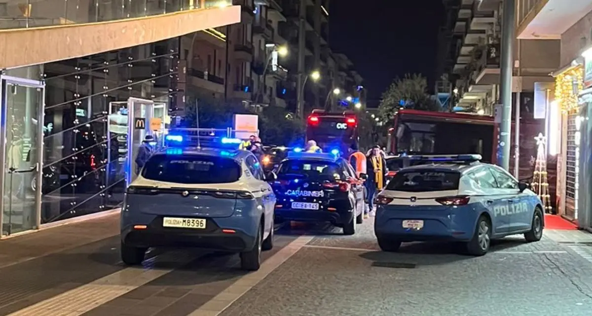 Cosenza, due giovani insultano alcuni adulti nel McDonald’s di piazza Bilotti e scoppia una rissa