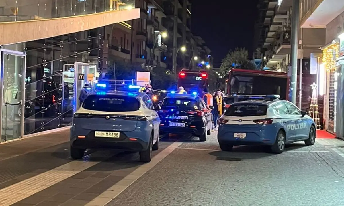 Cosenza, due giovani insultano alcuni adulti nel McDonald’s di piazza Bilotti e scoppia una rissa