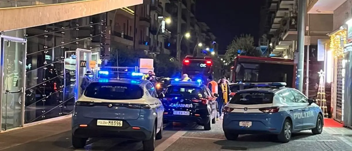 Cosenza, due giovani insultano alcuni adulti nel McDonald’s di piazza Bilotti e scoppia una rissa