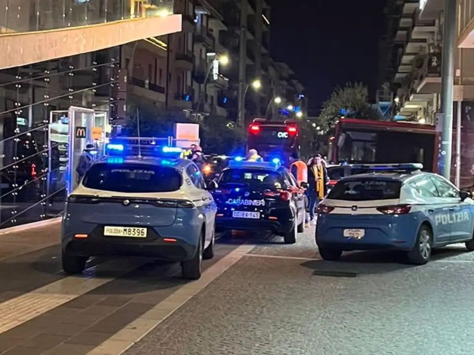 Cosenza, due giovani insultano alcuni adulti nel McDonald’s di piazza Bilotti e scoppia una rissa