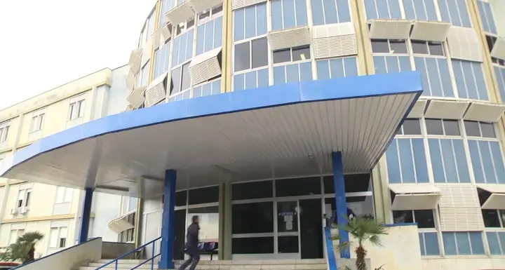 Un anno di attesa per una visita reumatologica annullata per carenza di medici, l’odissea di una donna della Locride\n