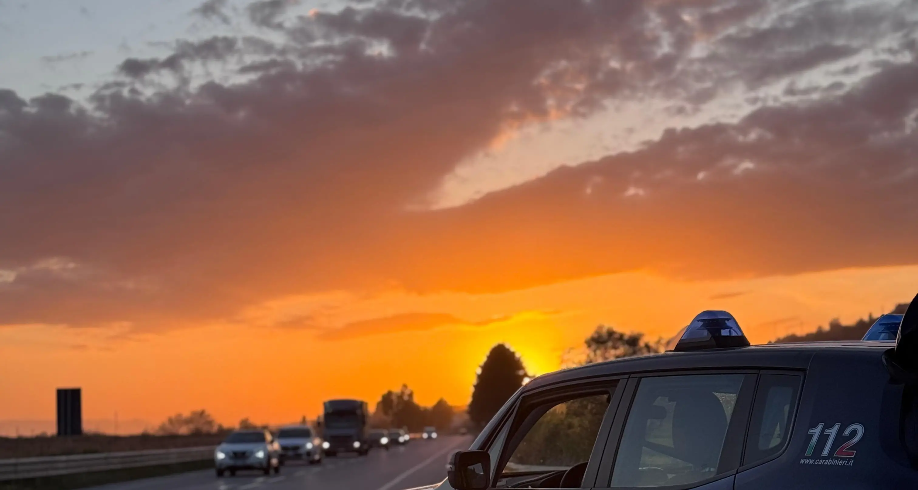 Controlli straordinari a Sellia Marina: denunciato un giovane automobilista e chiusi due bar\n