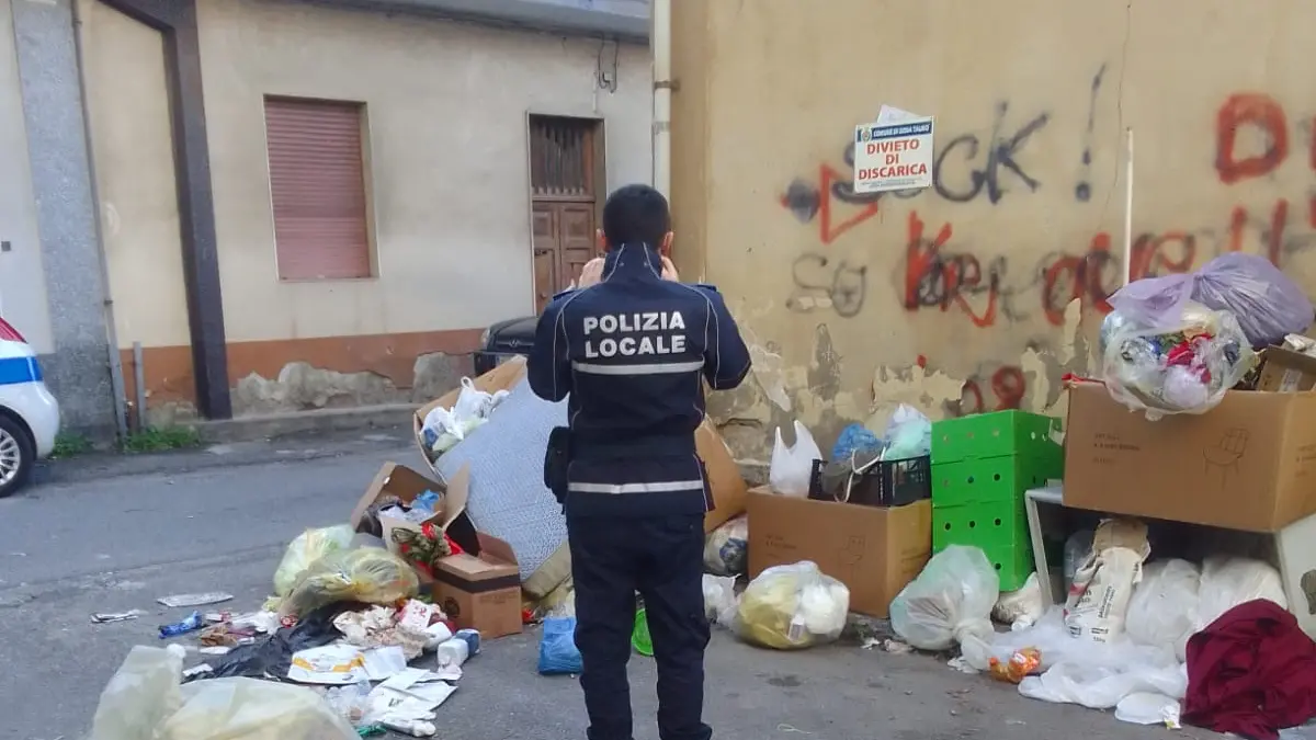 Gioia Tauro, nuovo abbandono di rifiuti in via Aspromonte: controlli serrati\n