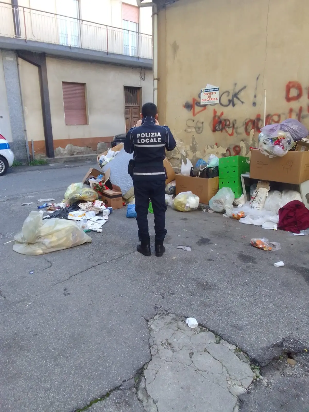 Gioia Tauro, nuovo abbandono di rifiuti in via Aspromonte: controlli serrati\n