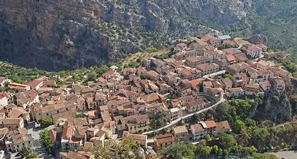 La magia del Natale prende vita a Civita: presepe vivente, sapori e musica d’autore