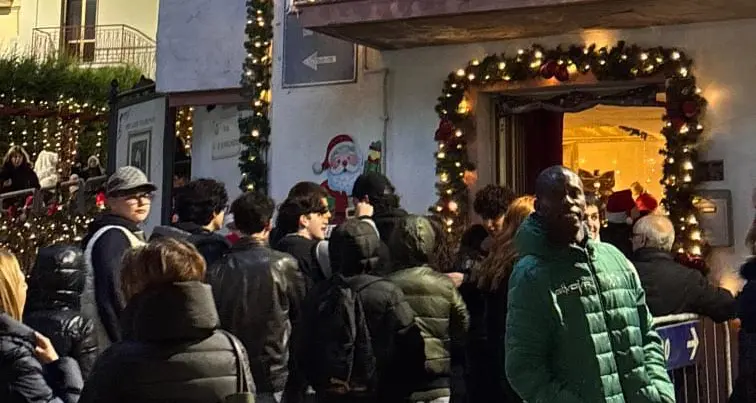 La magia del Natale sbarca a Palermiti: apre la Casa di Babbo Natale a cura dell'associazione \"PietraElisa\"\n