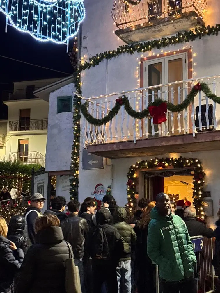La magia del Natale sbarca a Palermiti: apre la Casa di Babbo Natale a cura dell'associazione \"PietraElisa\"\n