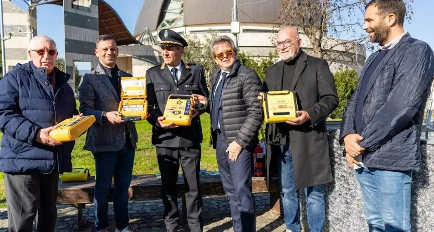 Rende, il Rotary club dona defibrillatori ed estintori alla polizia municipale: oggi la consegna in Comune\n