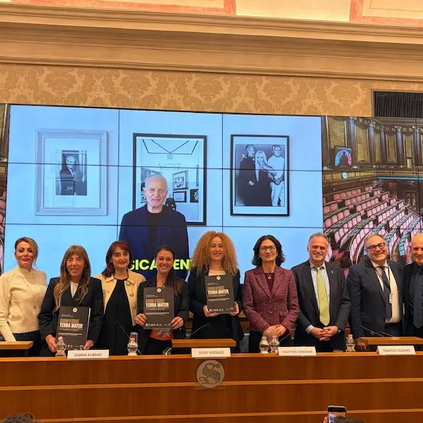 In Senato l’annuncio della mostra «Gianni Versace. Terra Mater»: un tributo alle radici magno-greche dello stilista\n