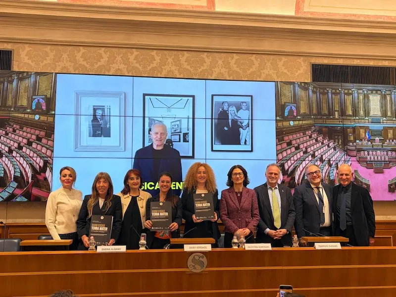 In Senato l’annuncio della mostra «Gianni Versace. Terra Mater»: un tributo alle radici magno-greche dello stilista\n