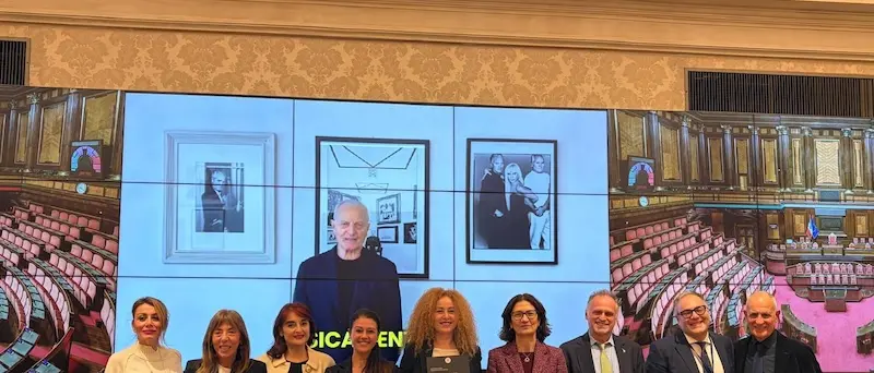 In Senato l’annuncio della mostra «Gianni Versace. Terra Mater»: un tributo alle radici magno-greche dello stilista\n