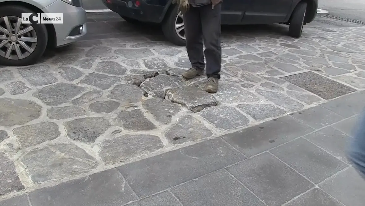 Vibo, basole saltate in Via del Gesù