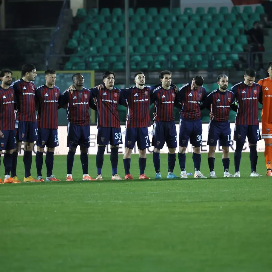 Il Cosenza coinvolge le scuole: al via la raccolta dei pensieri di Natale dei bambini\n