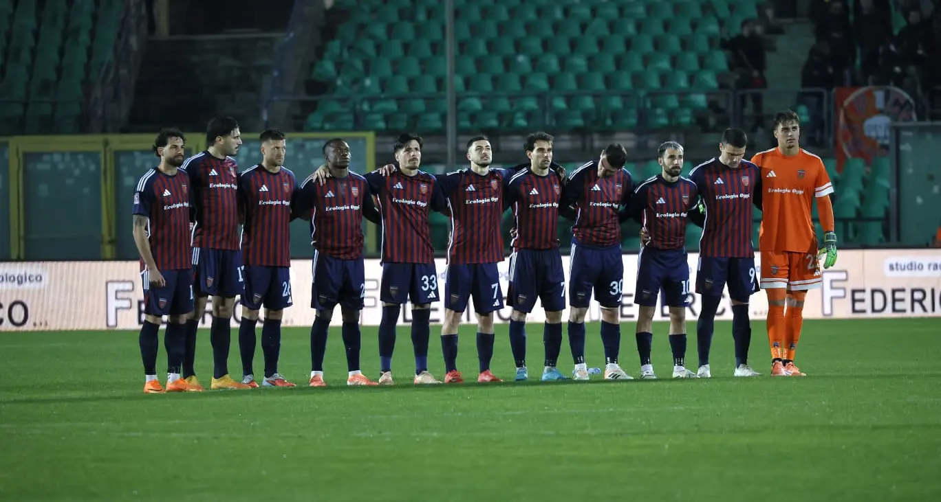 Il Cosenza coinvolge le scuole: al via la raccolta dei pensieri di Natale dei bambini\n