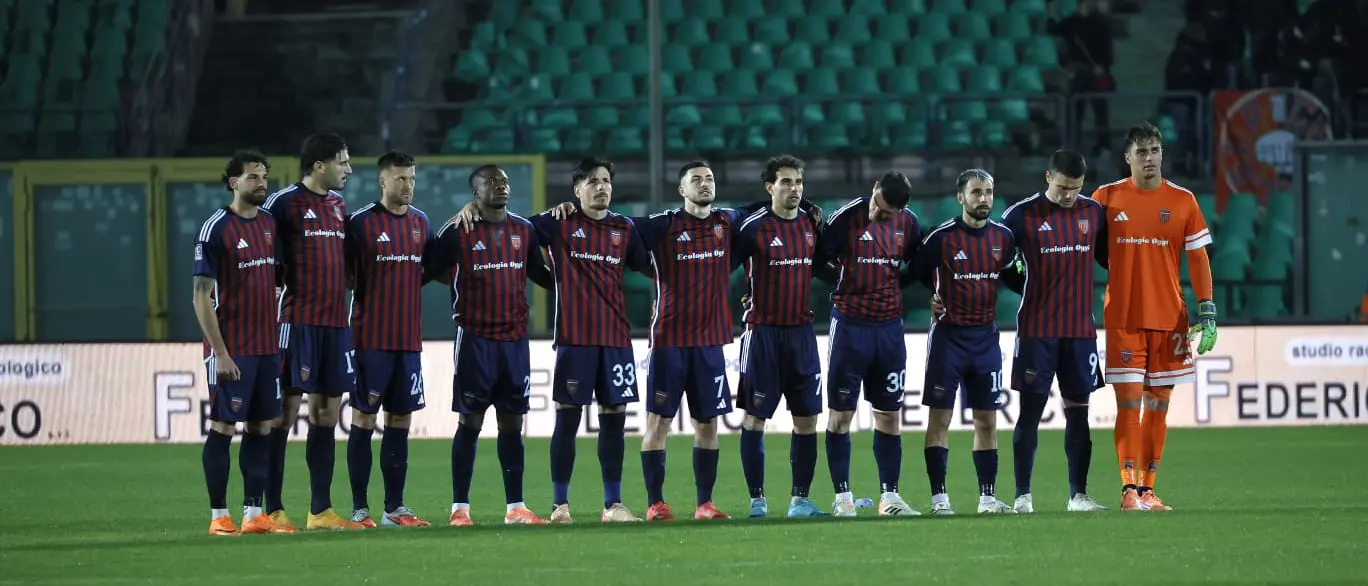 Il Cosenza coinvolge le scuole: al via la raccolta dei pensieri di Natale dei bambini\n