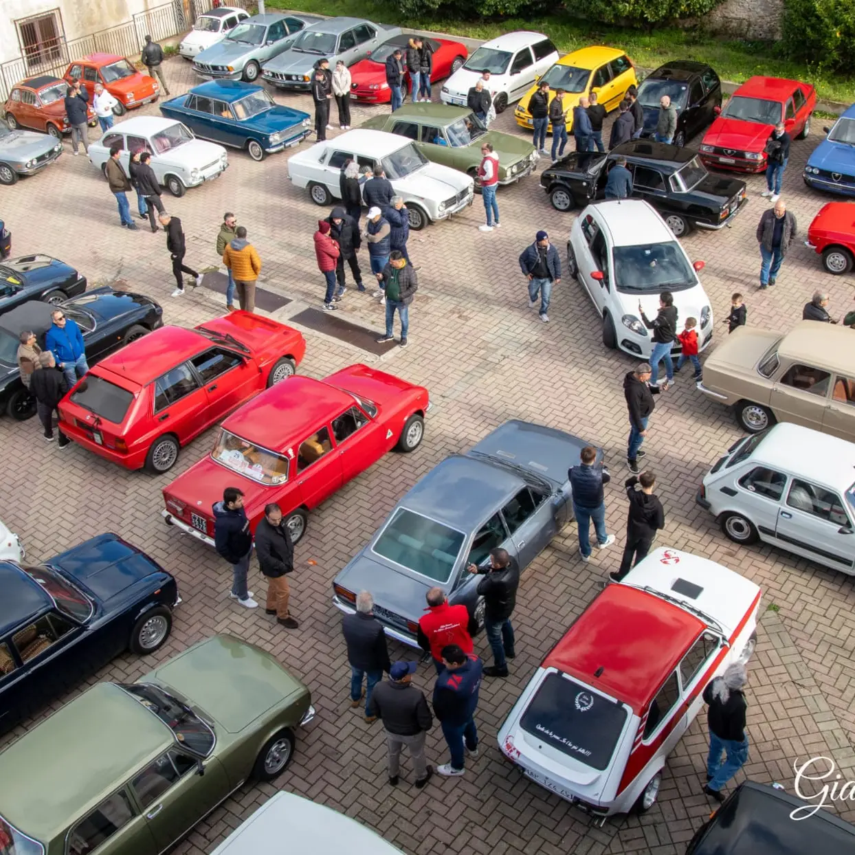 A San Calogero il Novecento romba ancora: grande successo per il primo raduno regionale delle auto storiche