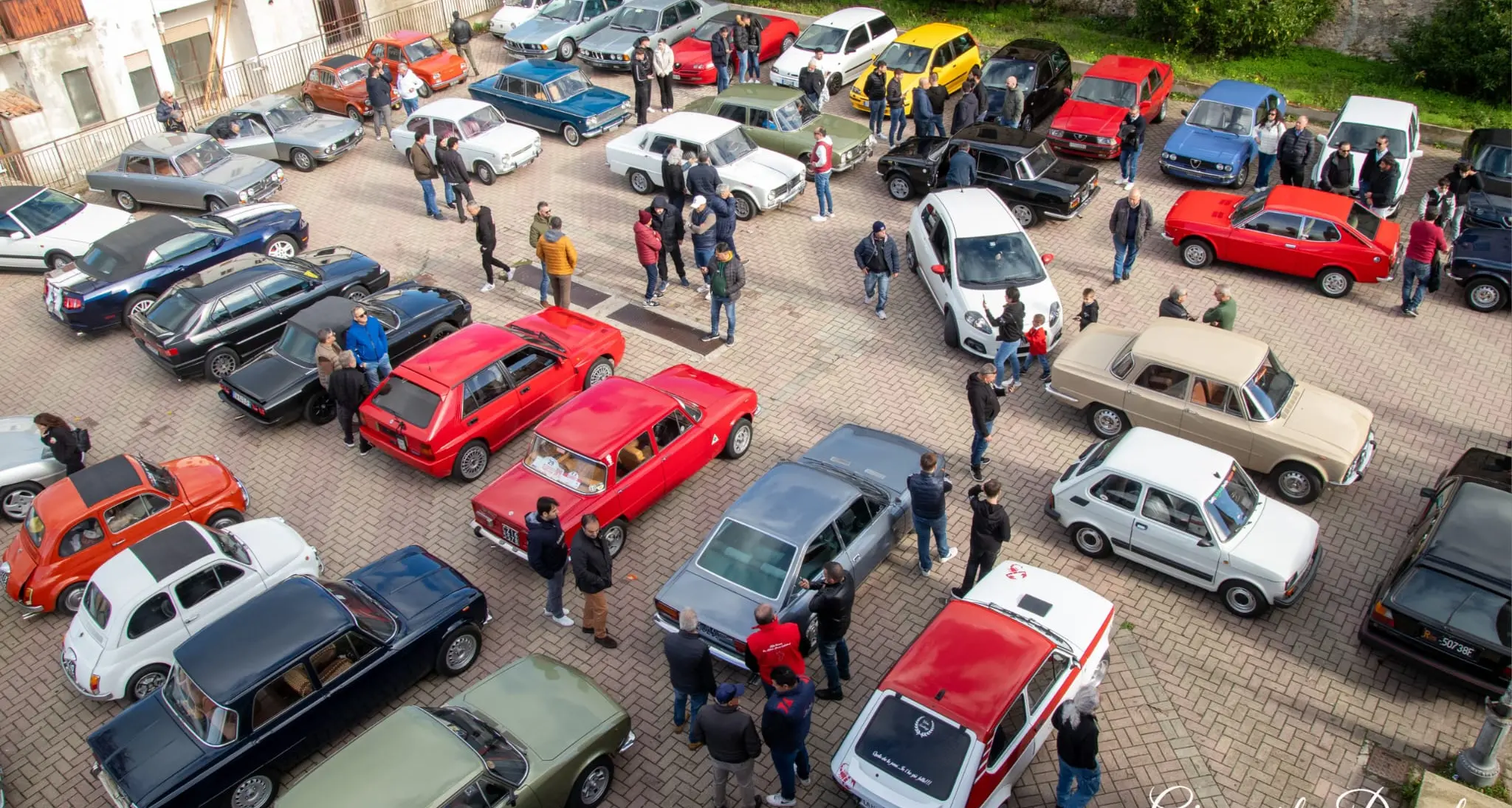 A San Calogero il Novecento romba ancora: grande successo per il primo raduno regionale delle auto storiche