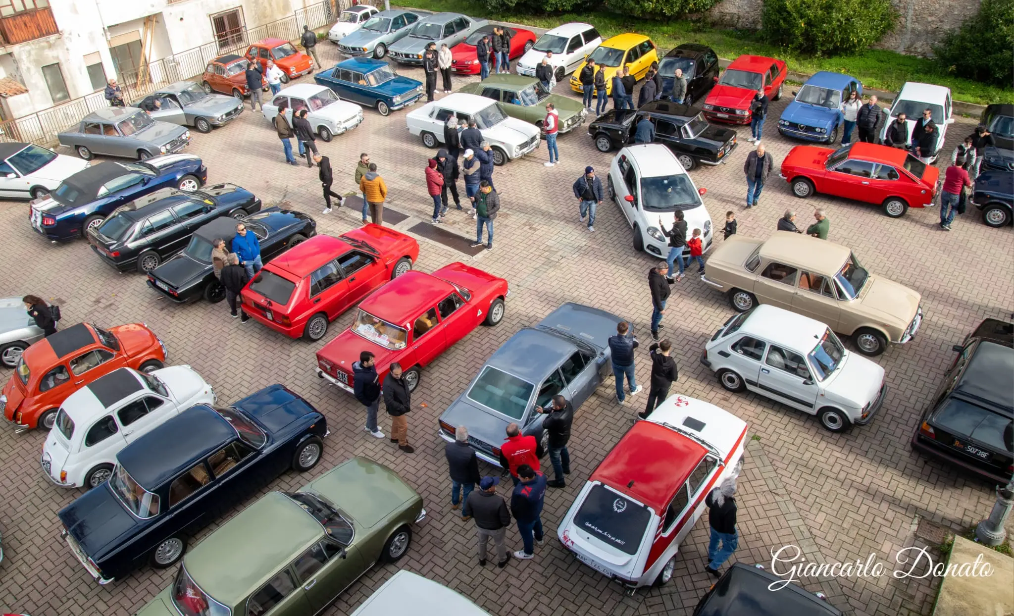 A San Calogero il Novecento romba ancora: grande successo per il primo raduno regionale delle auto storiche