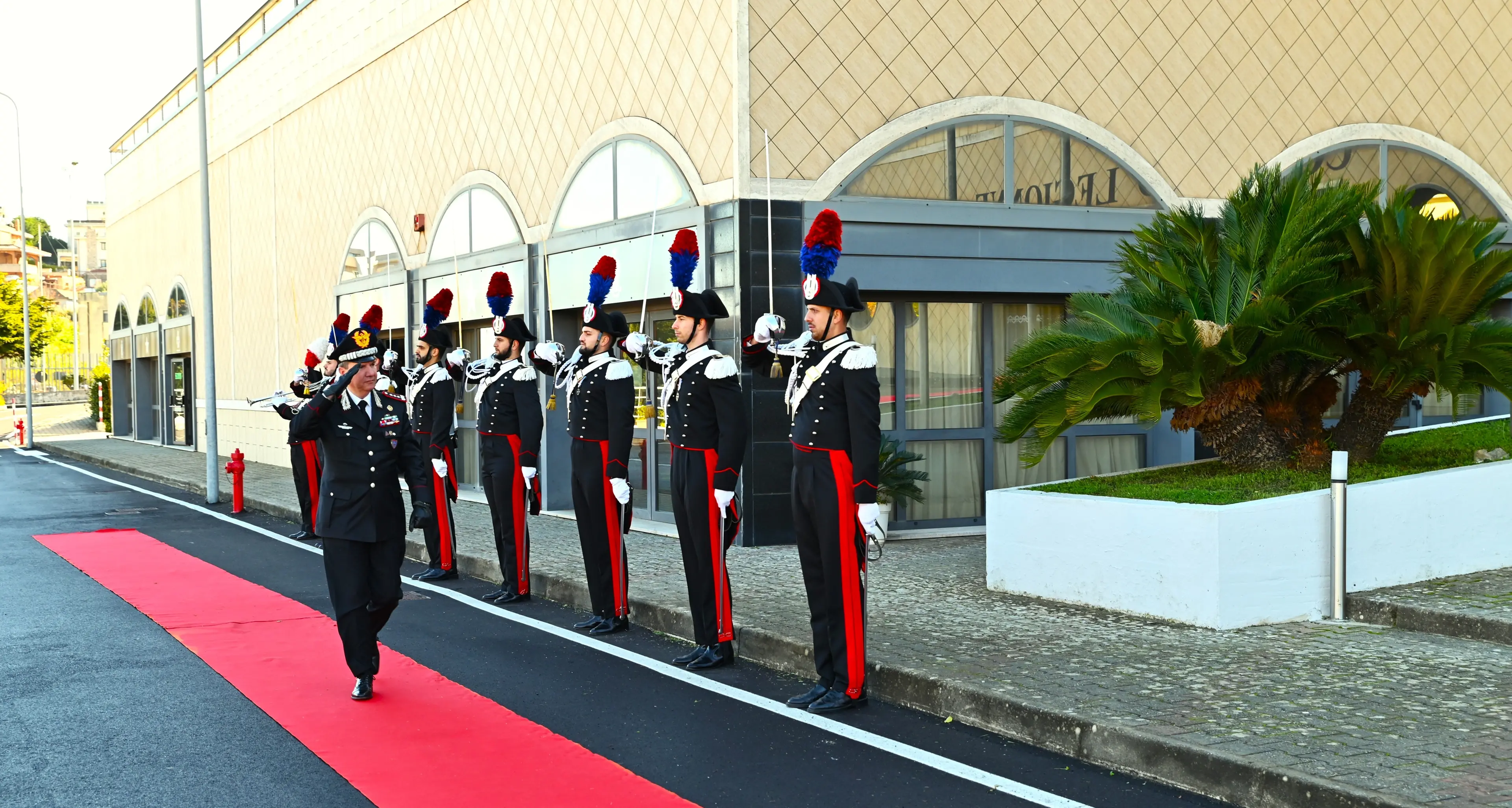 Militari dell’arma decorati con la medaglia Mauriziana, la cerimonia al comando legione con il generale Domizi\n
