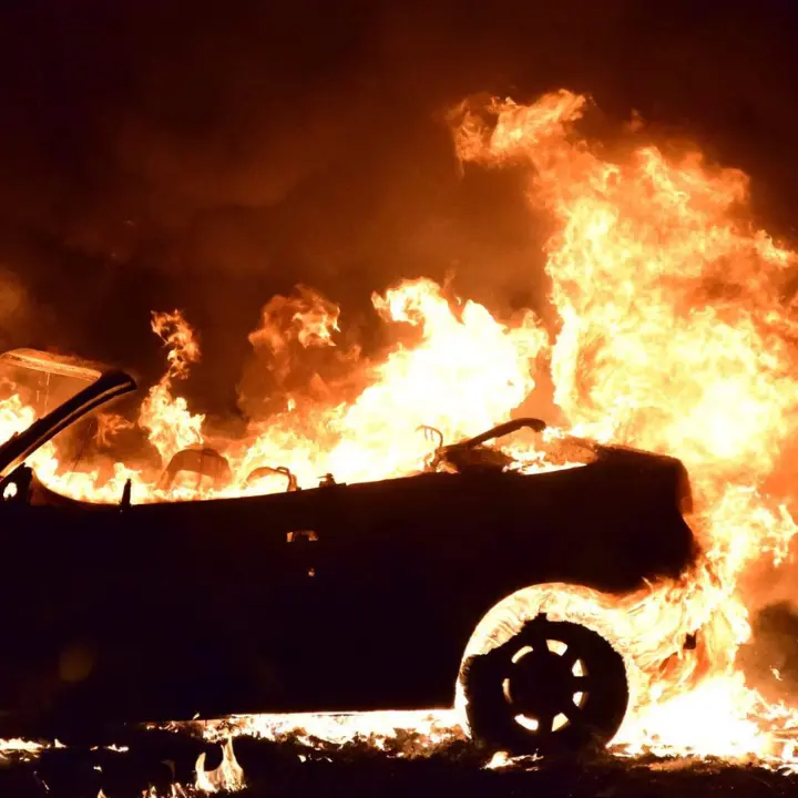 <p>Ancora un dramma, 56enne muore mentre tenta di spegnere l'incendio della sua auto</p>
