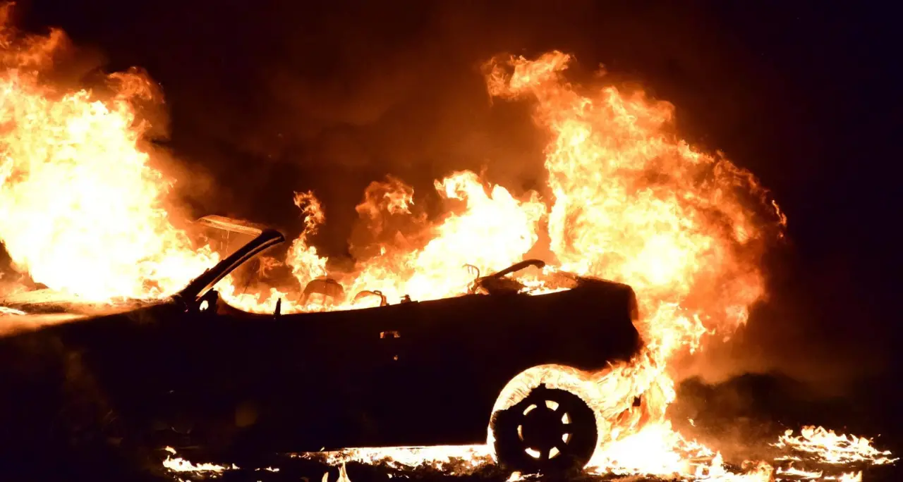 Montalto Uffugo, muore mentre tenta di spegnere l’incendio della sua auto\n