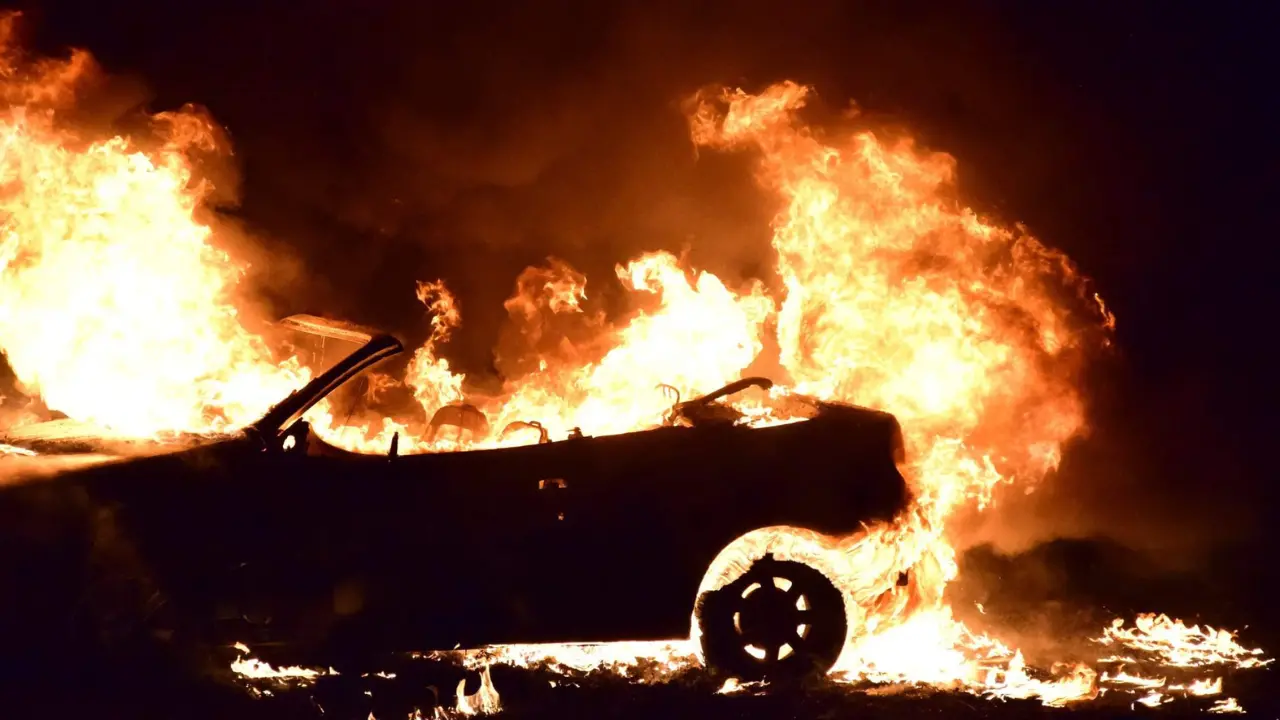 Montalto Uffugo, muore mentre tenta di spegnere l’incendio della sua auto\n