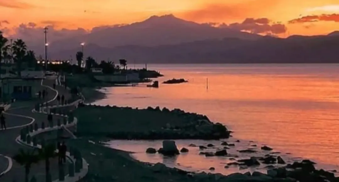 L'Etna e il Bacio del Tramonto